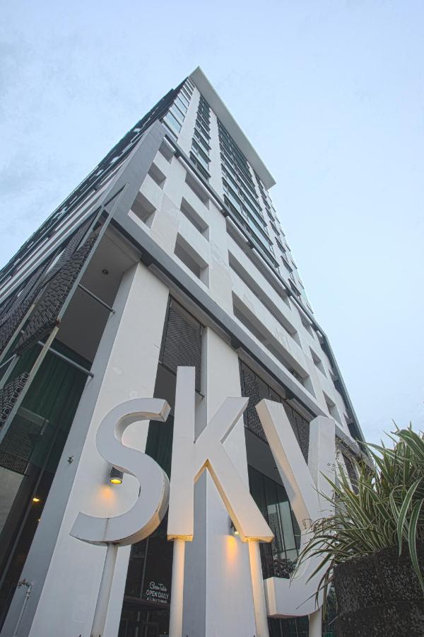 Sky Hotel Kota Kinabalu Exterior foto
