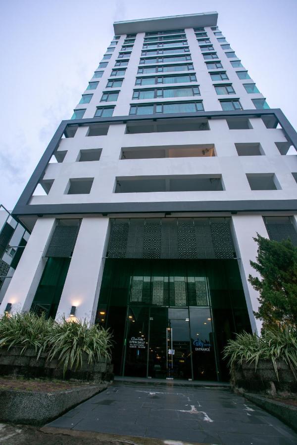Sky Hotel Kota Kinabalu Exterior foto